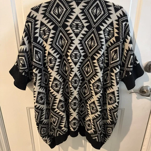 Forever 21 Monochrome Knit Cardigan Boho Aztec - Picture 9 of 13